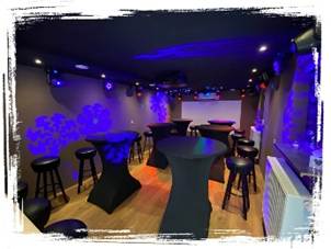 Afbeelding met overdekt, stoel, paars, muur
Door AI gegenereerde inhoud is mogelijk onjuist.