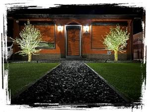 Afbeelding met deur, plant, gras, gebouw
Door AI gegenereerde inhoud is mogelijk onjuist.